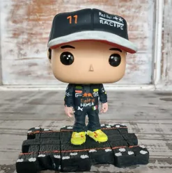 Checo Pérez con logos