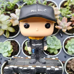 McLaren con logos